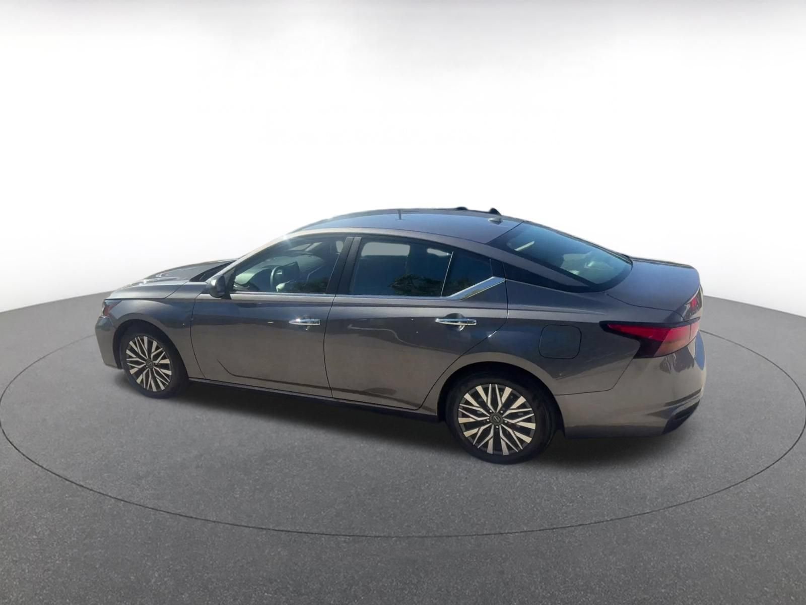 Used 2025 Nissan Altima 2.5 SV FWD image 9