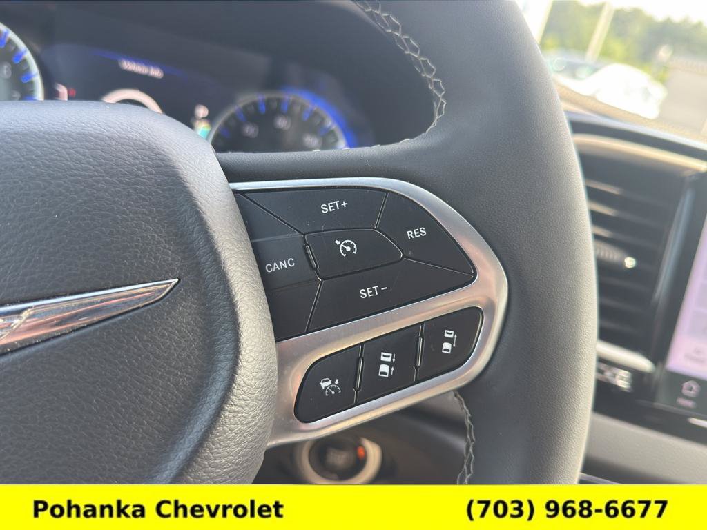 Used 2025 Chrysler Pacifica Select FWD image 13