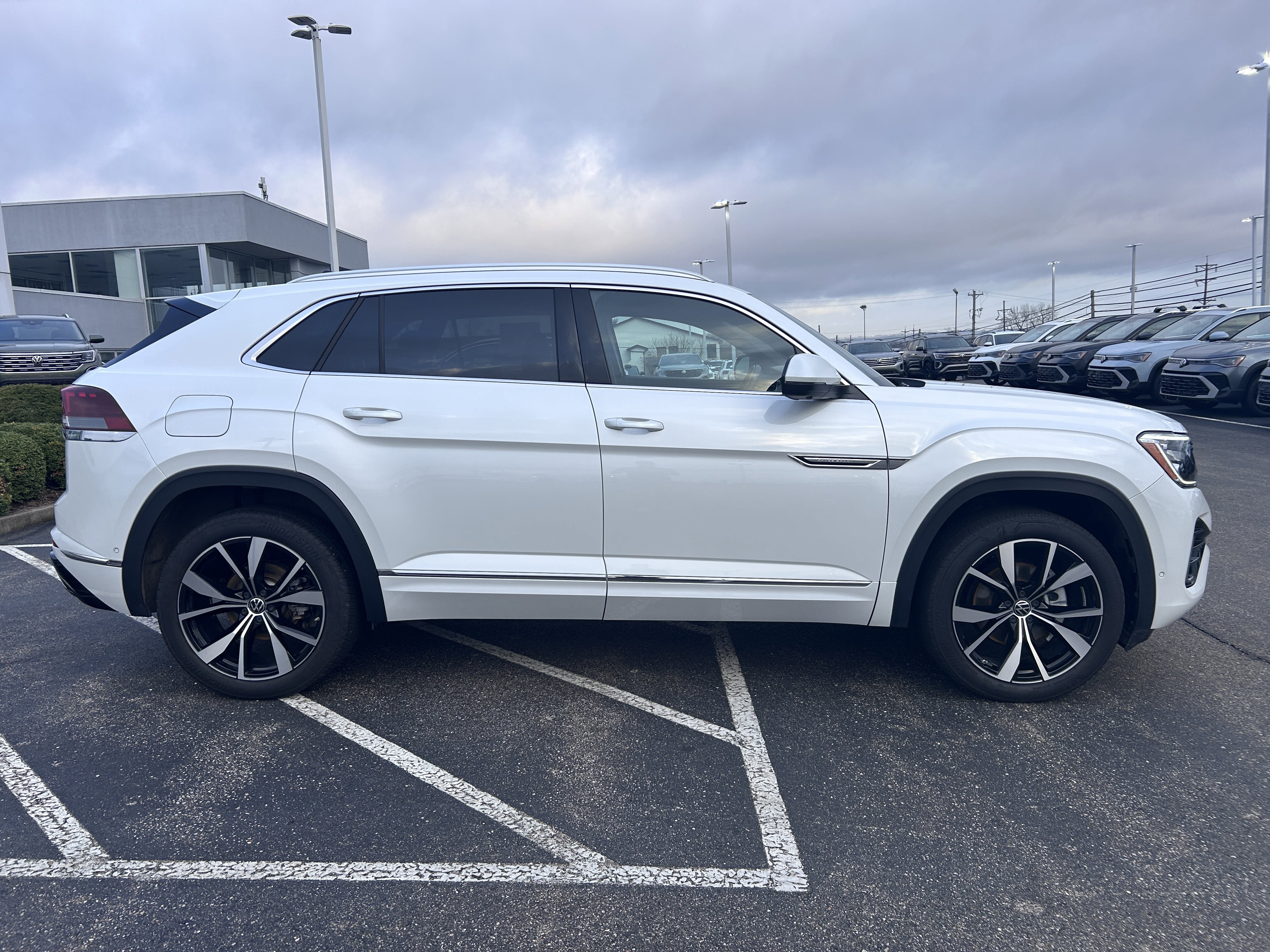 Certified 2024 Volkswagen Atlas Cross Sport SEL Premium R-Line AWD/4WD image 8