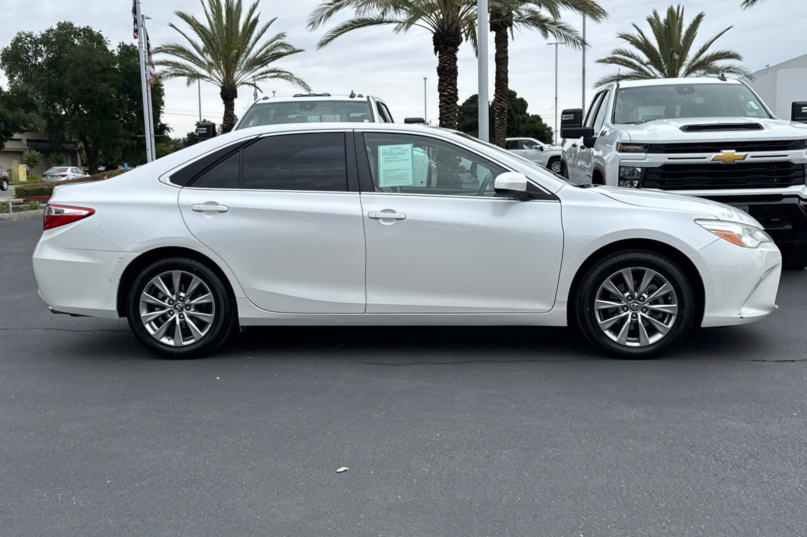 Used 2017 Toyota Camry XLE w/ Convenience Package FWD image 2