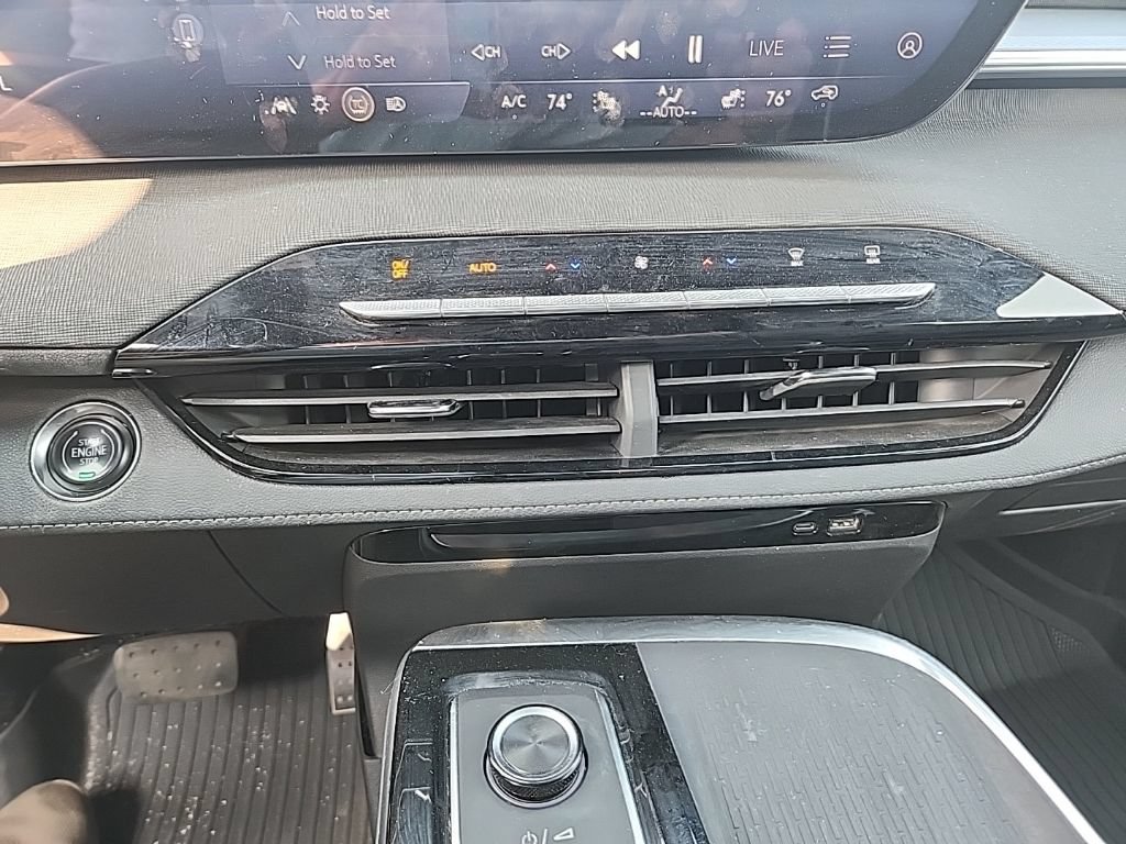 Certified 2025 Buick Enclave Sport Touring w/ Power Package AWD/4WD image 26