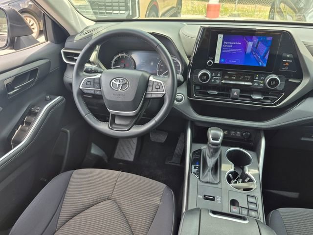 Used 2024 Toyota Highlander LE FWD image 16