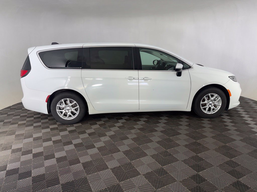 Used 2023 Chrysler Pacifica Touring-L FWD image 4