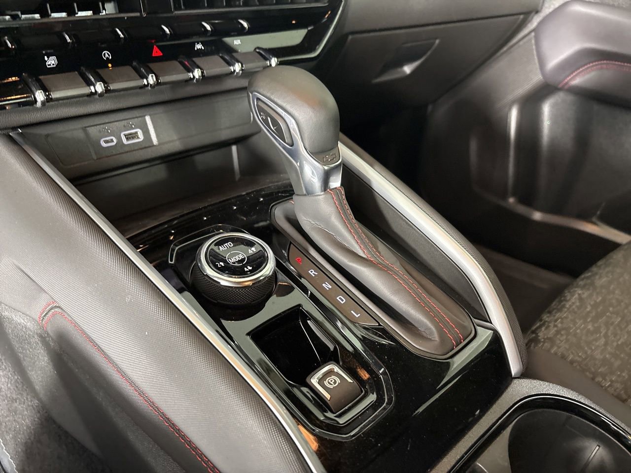 Used 2025 Chevrolet Colorado Z71 w/ Midnight Edition image 16