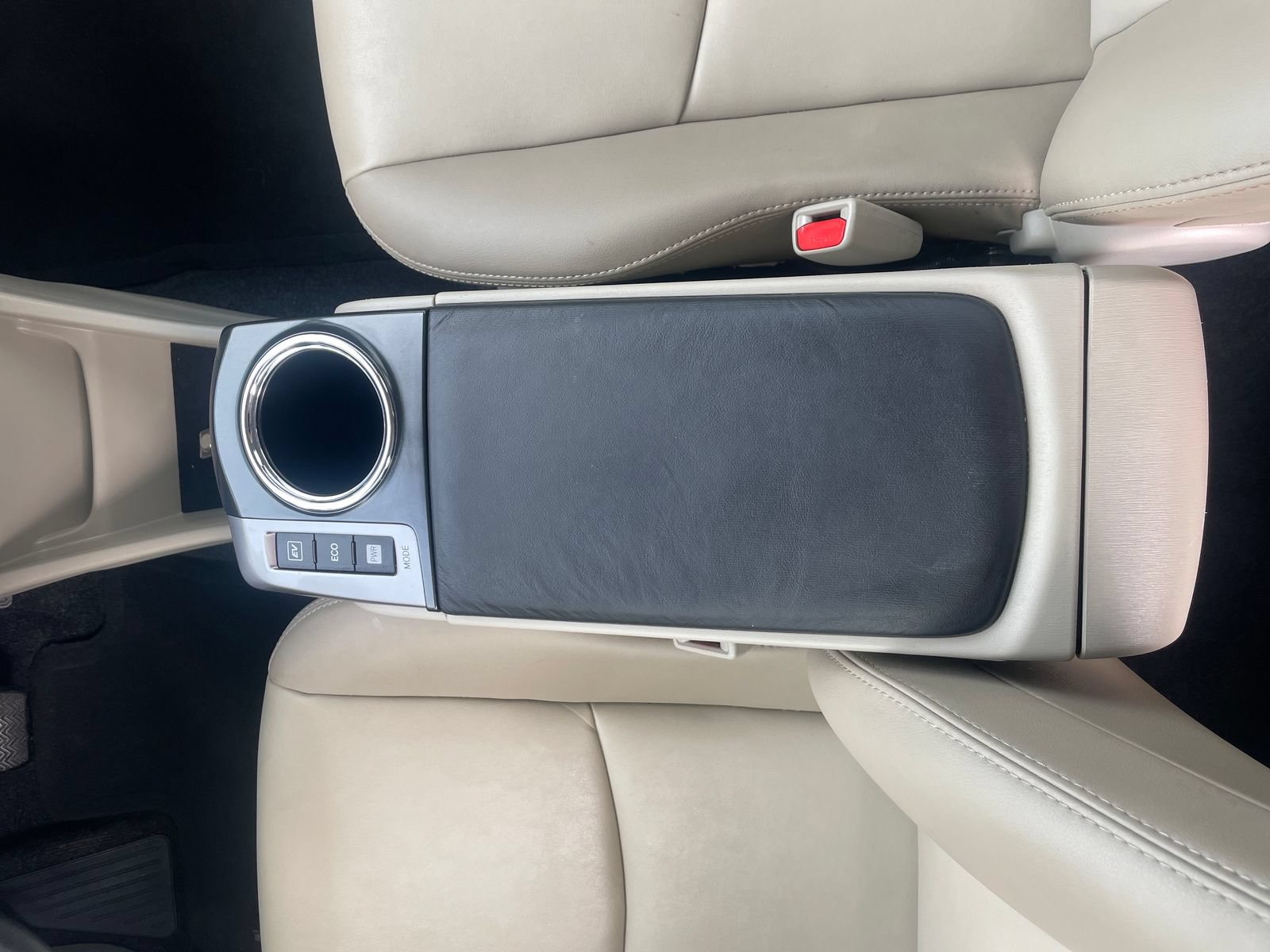 Used 2017 Toyota Prius V Four FWD image 25