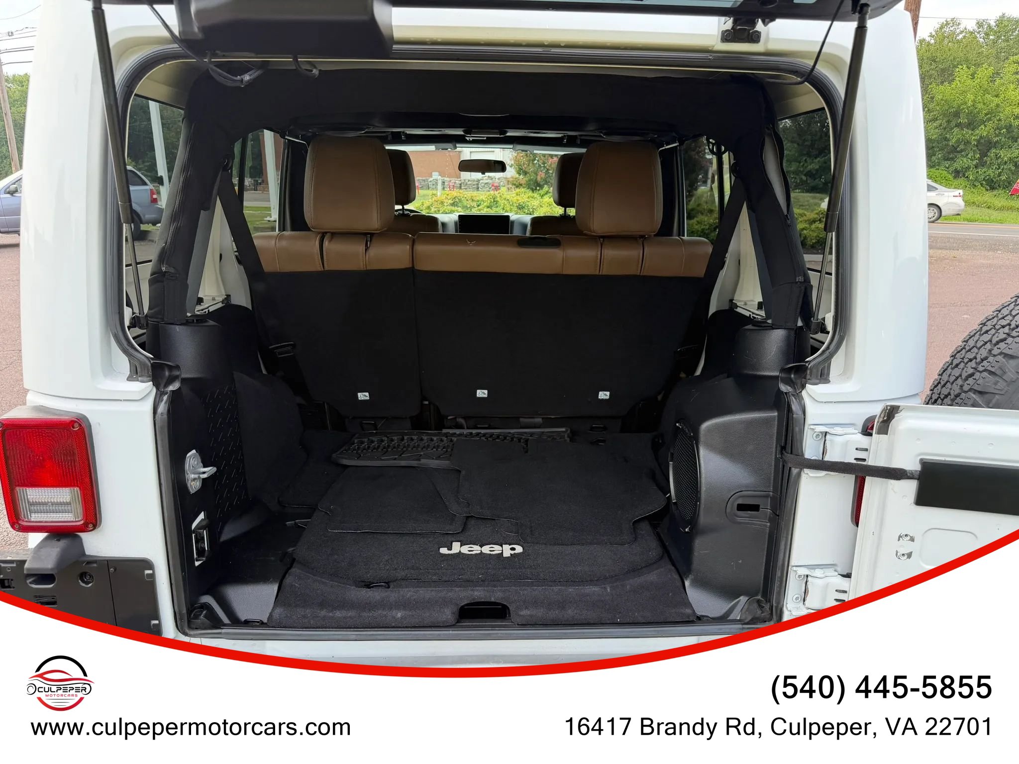 Used 2012 Jeep Wrangler Unlimited Sahara w/ Connectivity Group AWD/4WD image 11