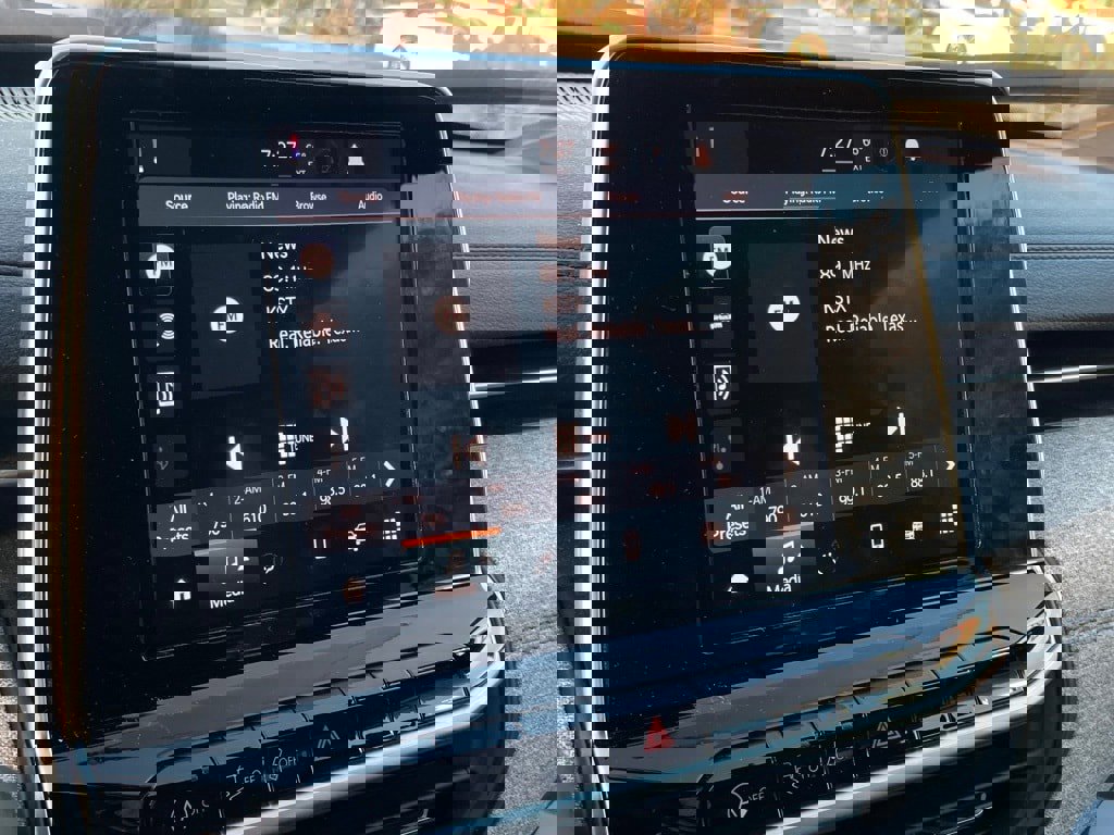 Used 2025 Jeep Compass Latitude image 20