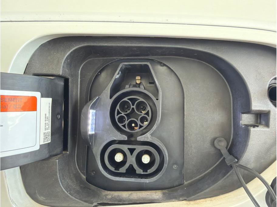 Used 2020 Kia Niro EX Premium w/ Cold Weather Package FWD image 32
