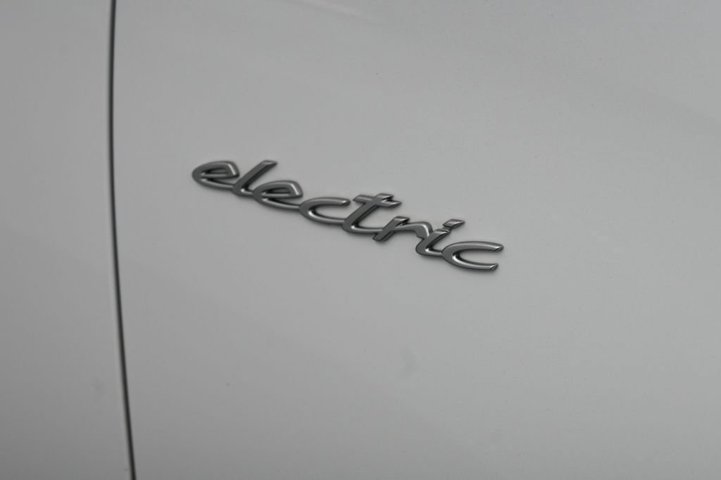 Certified 2025 Porsche Macan Electric RWD image 31