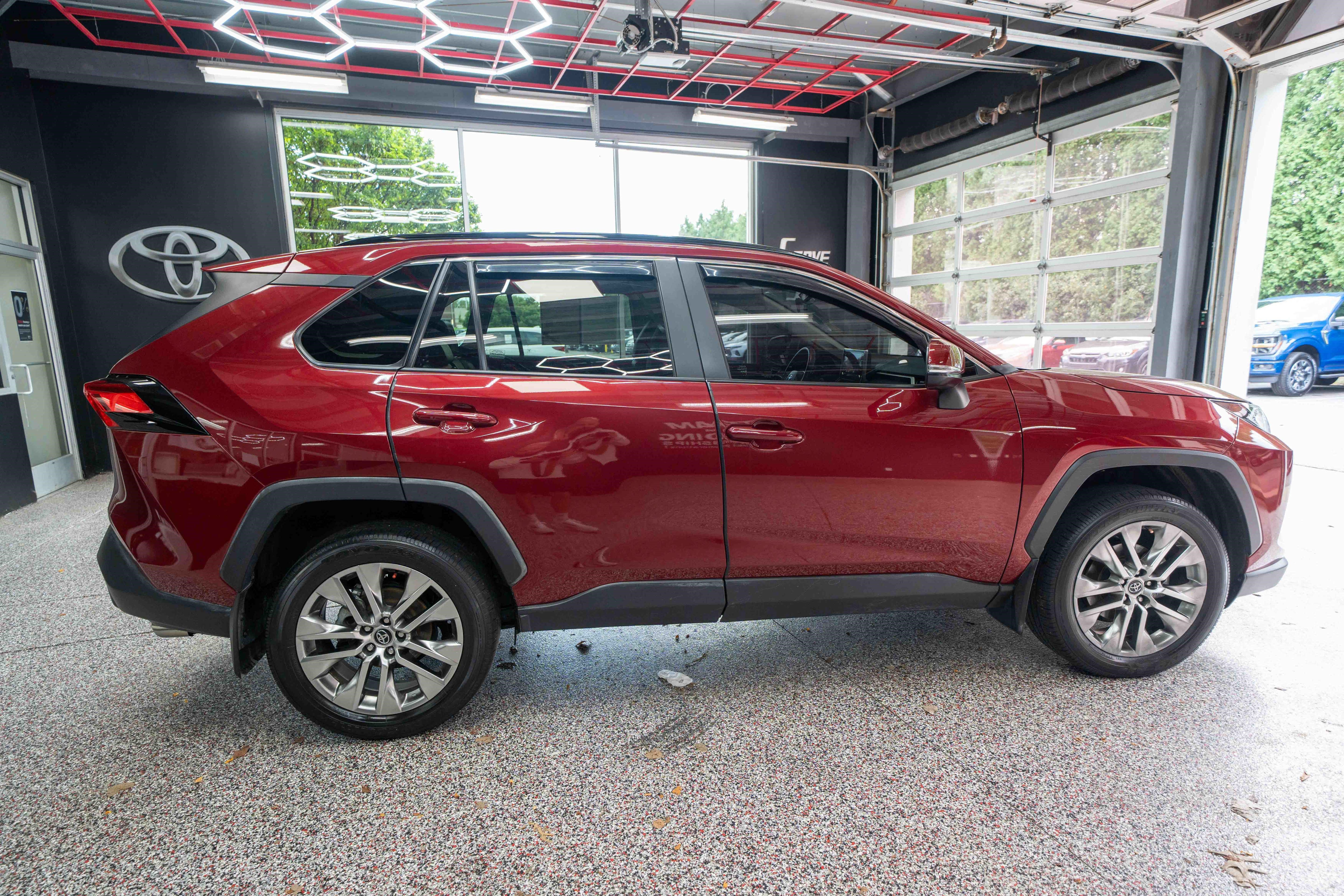 Certified 2020 Toyota RAV4 XLE Premium AWD/4WD image 5
