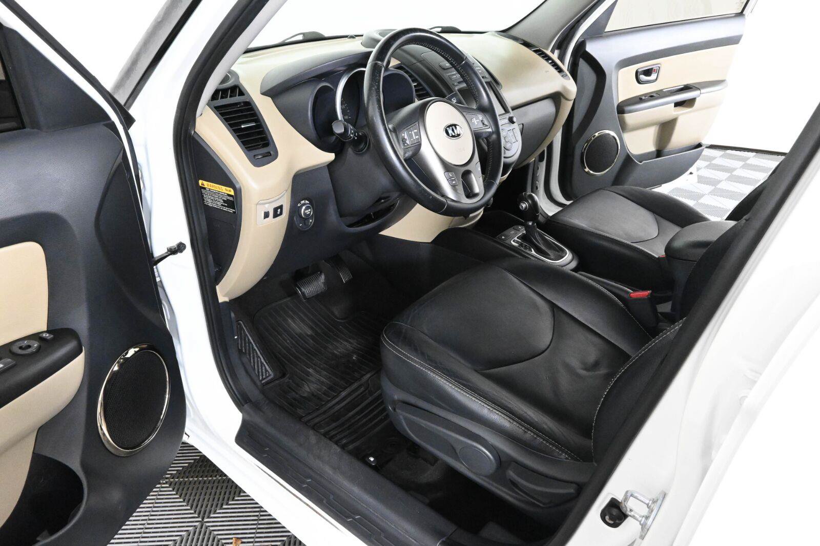 Used 2013 Kia Soul ! w/ Premium Pkg FWD image 18