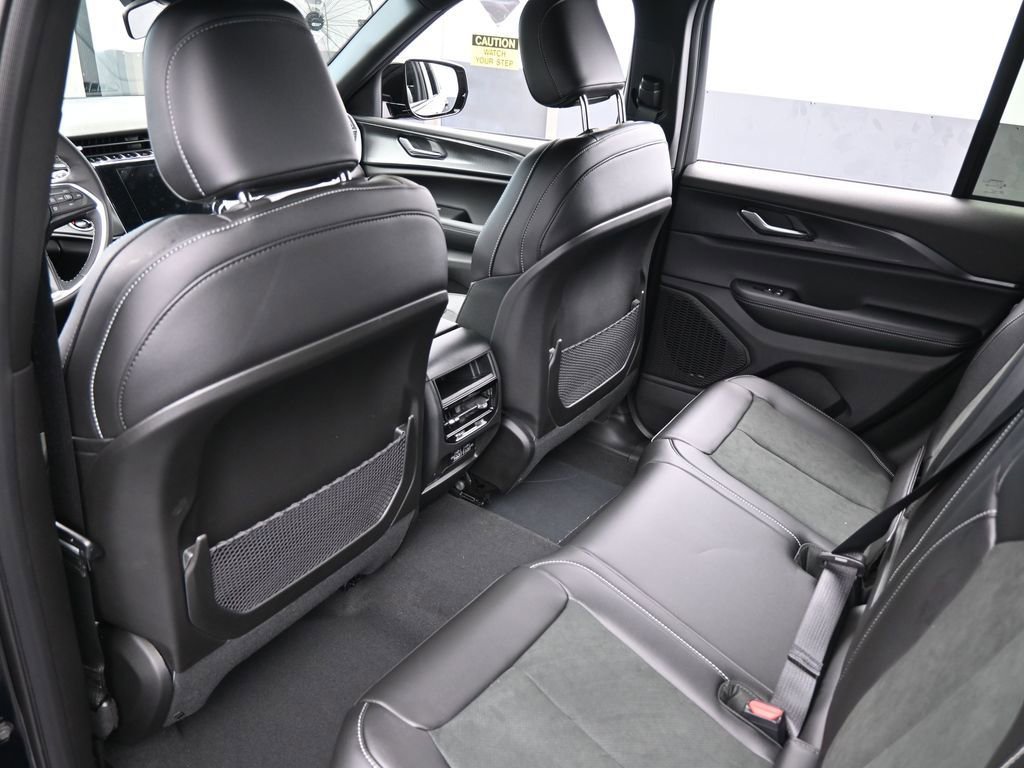 New 2025 Jeep Grand Cherokee Altitude image 27