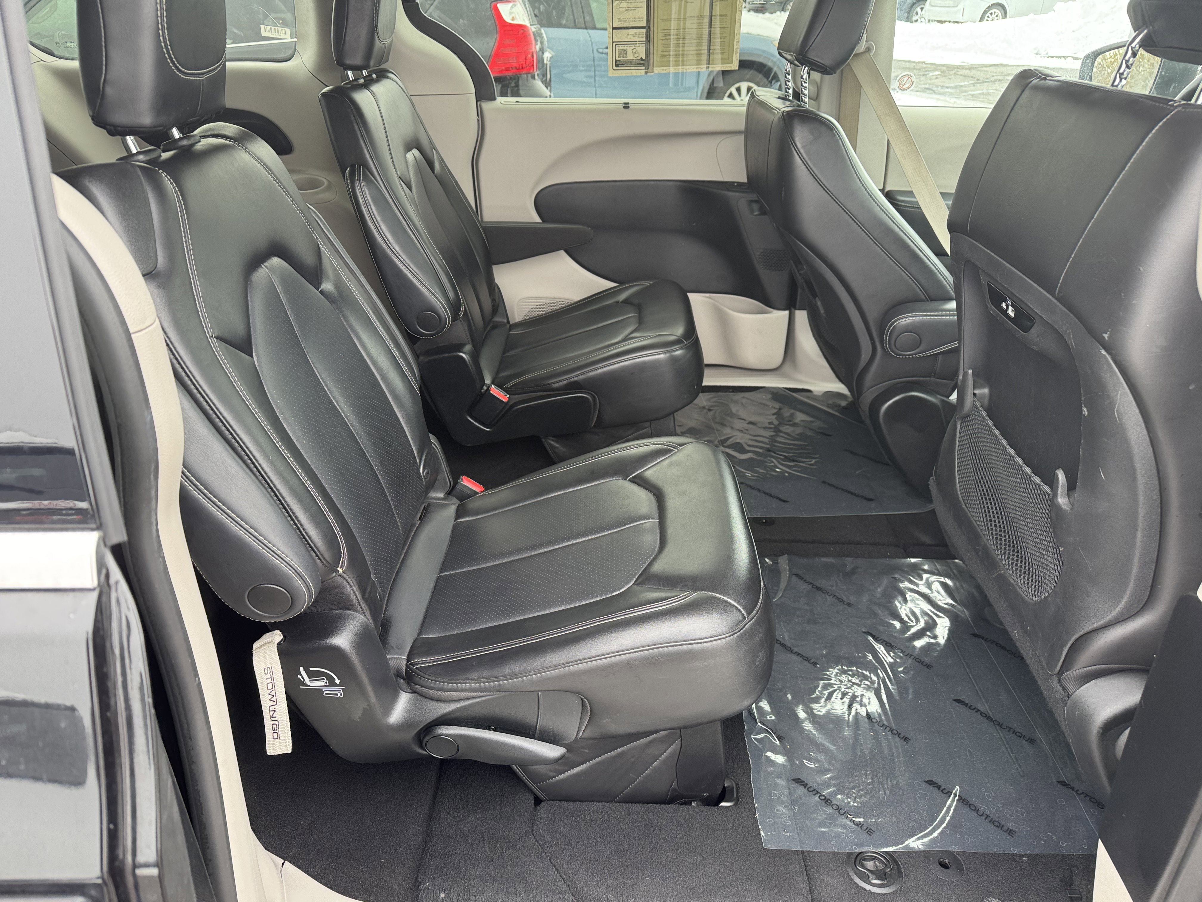 Used 2023 Chrysler Pacifica Touring-L image 11