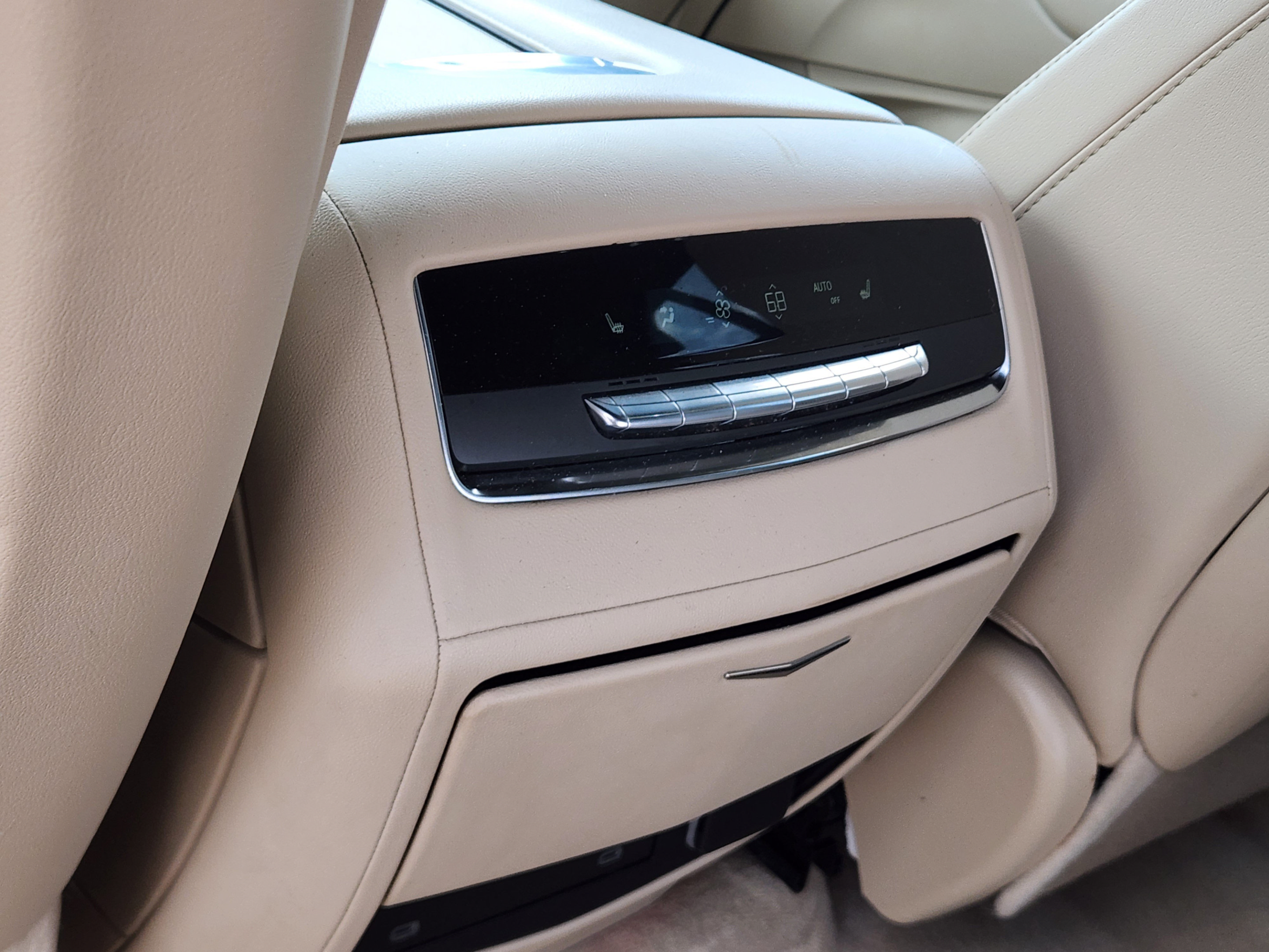 Used 2022 Cadillac Escalade Premium Luxury RWD image 10