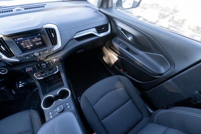Used 2024 GMC Terrain SLE w/ Driver Convenience Package image 14