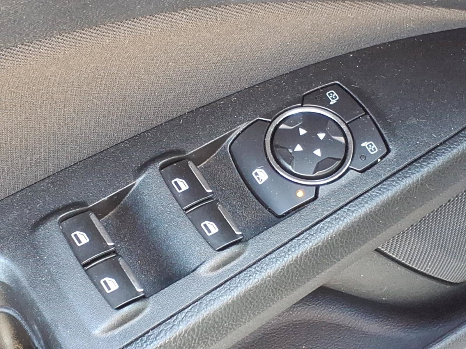 Used 2018 Ford Fusion SE w/ Fusion SE Technology Package FWD image 16