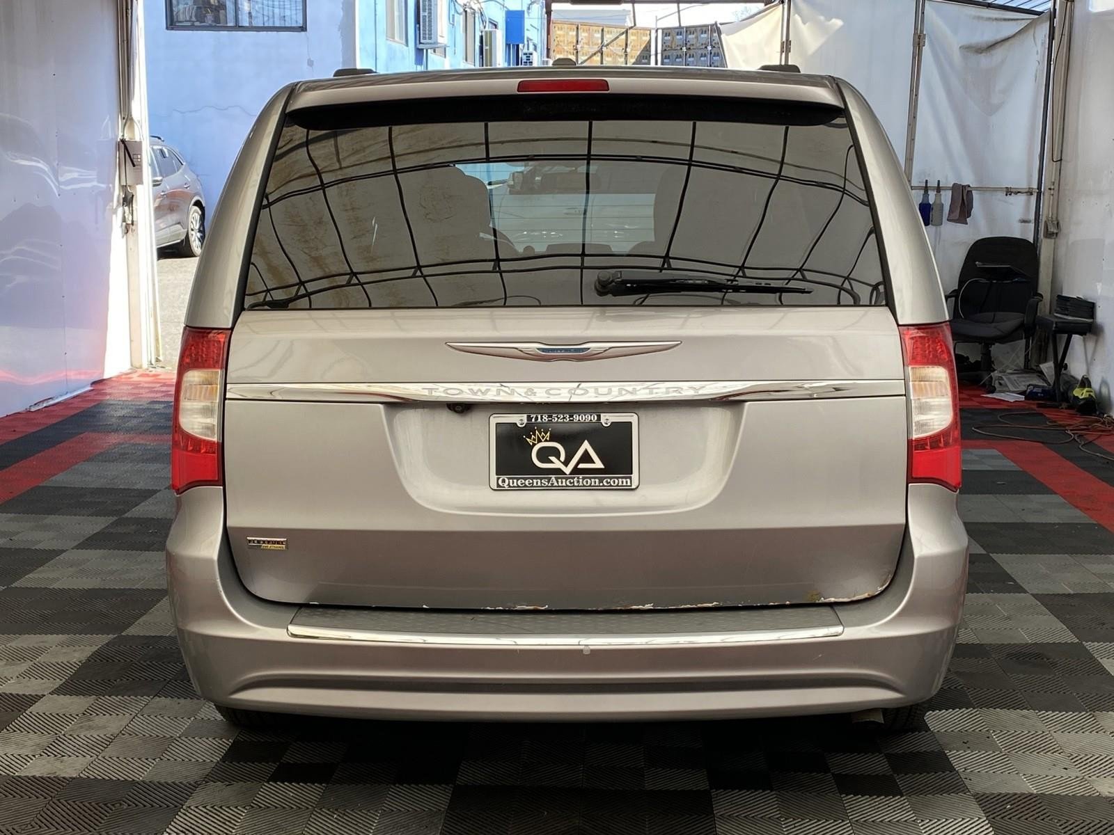 Used 2014 Chrysler Town & Country Touring image 5