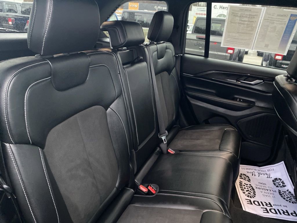 Used 2023 Jeep Grand Cherokee Altitude image 11