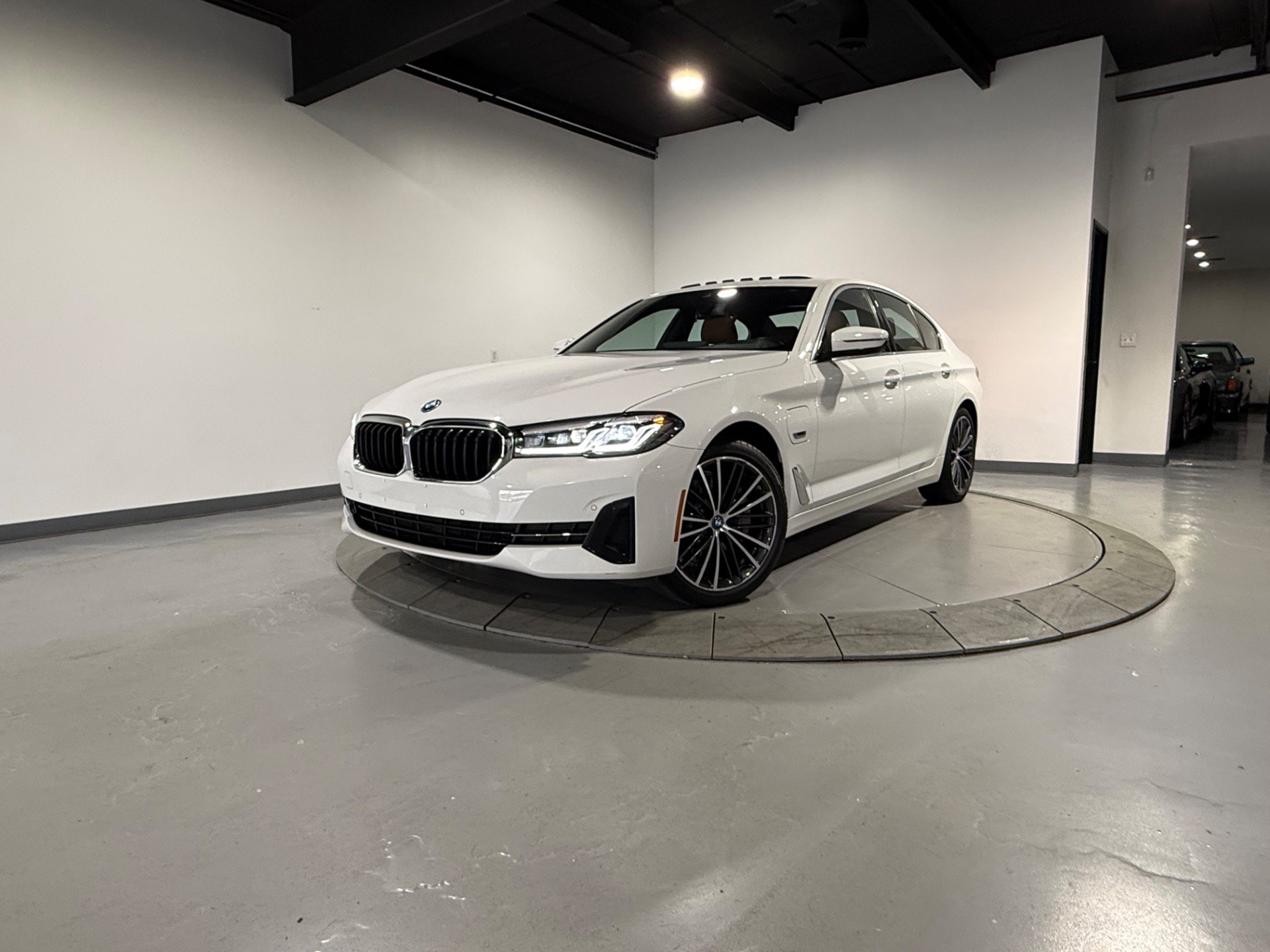 Used 2023 BMW 530e xDrive w/ Convenience Package AWD/4WD image 7