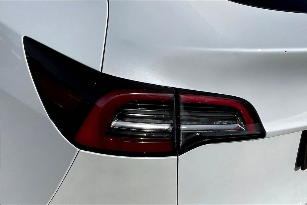 Used 2021 Tesla Model Y Long Range image 22
