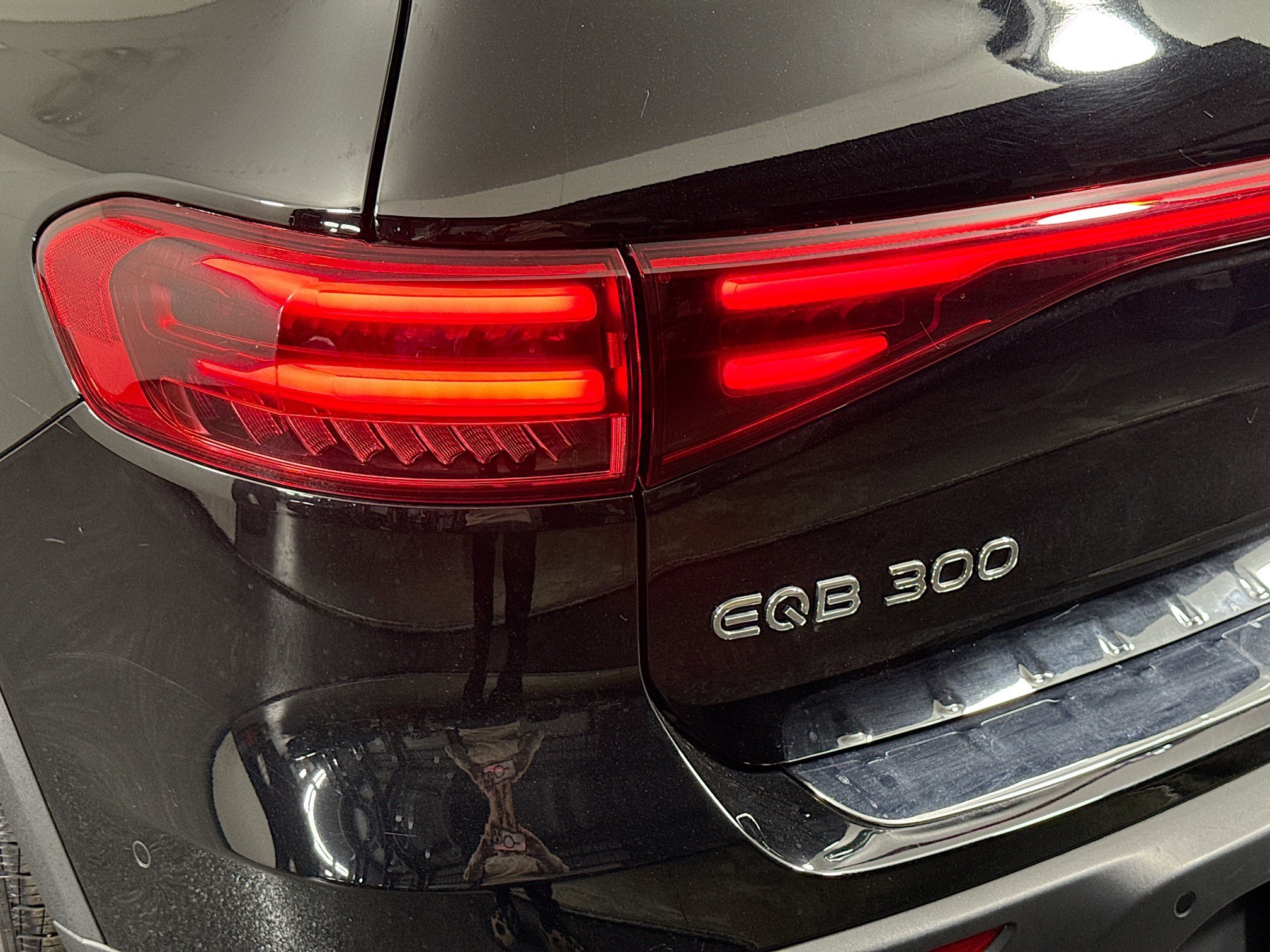Used 2024 Mercedes-Benz EQB 300 4MATIC image 36
