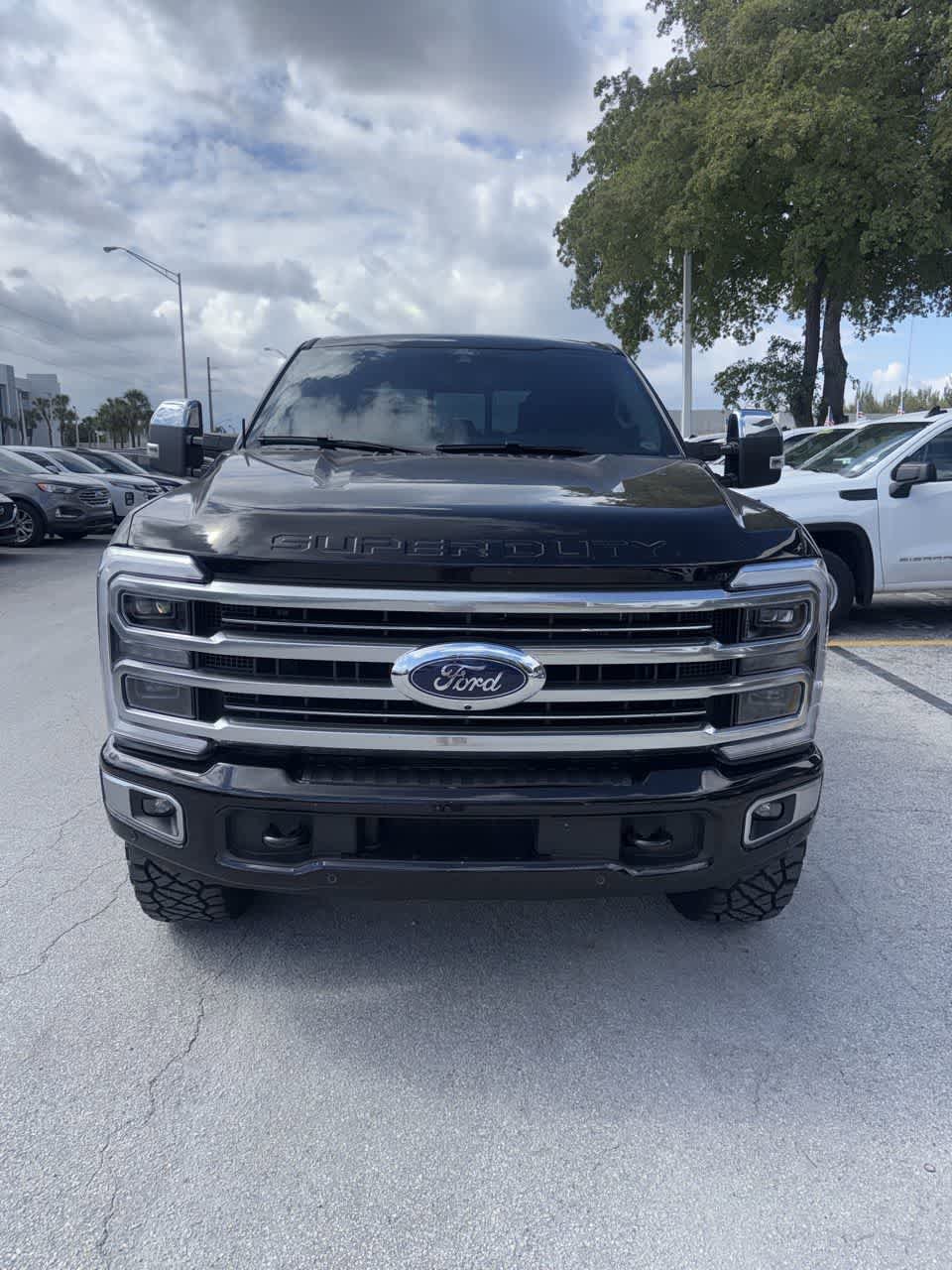 Used 2025 Ford F250 Platinum w/ Platinum Plus Package AWD/4WD image 2