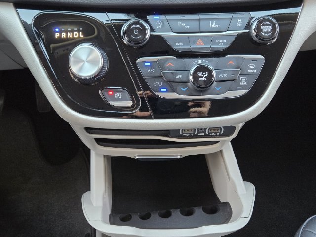 Used 2024 Chrysler Pacifica Touring-L FWD image 19