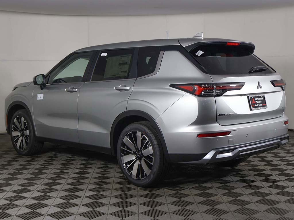 New 2025 Mitsubishi Outlander SE image 12