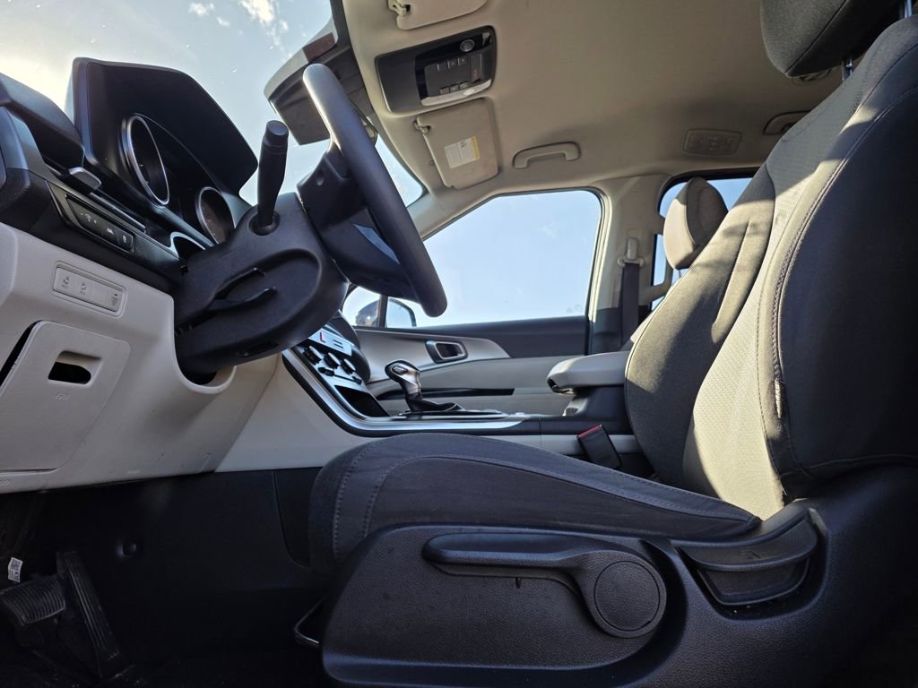 Used 2022 Kia Carnival LX image 11