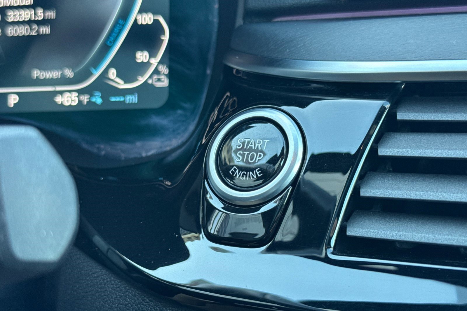 Used 2023 BMW 530e w/ Convenience Package image 33