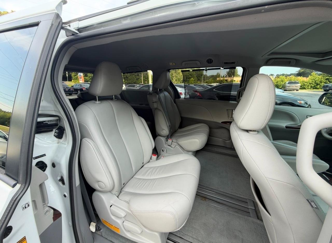 Used 2013 Toyota Sienna XLE FWD image 25