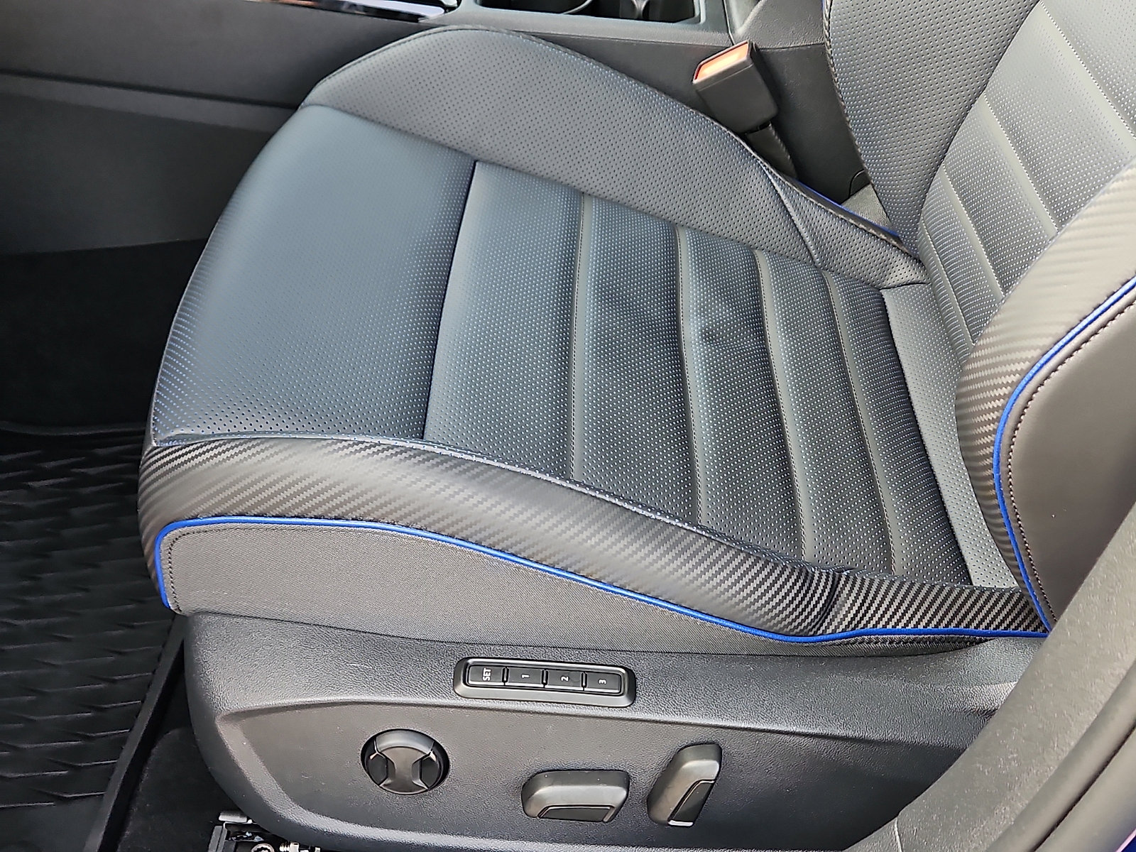 Used 2024 Volkswagen Golf R image 12