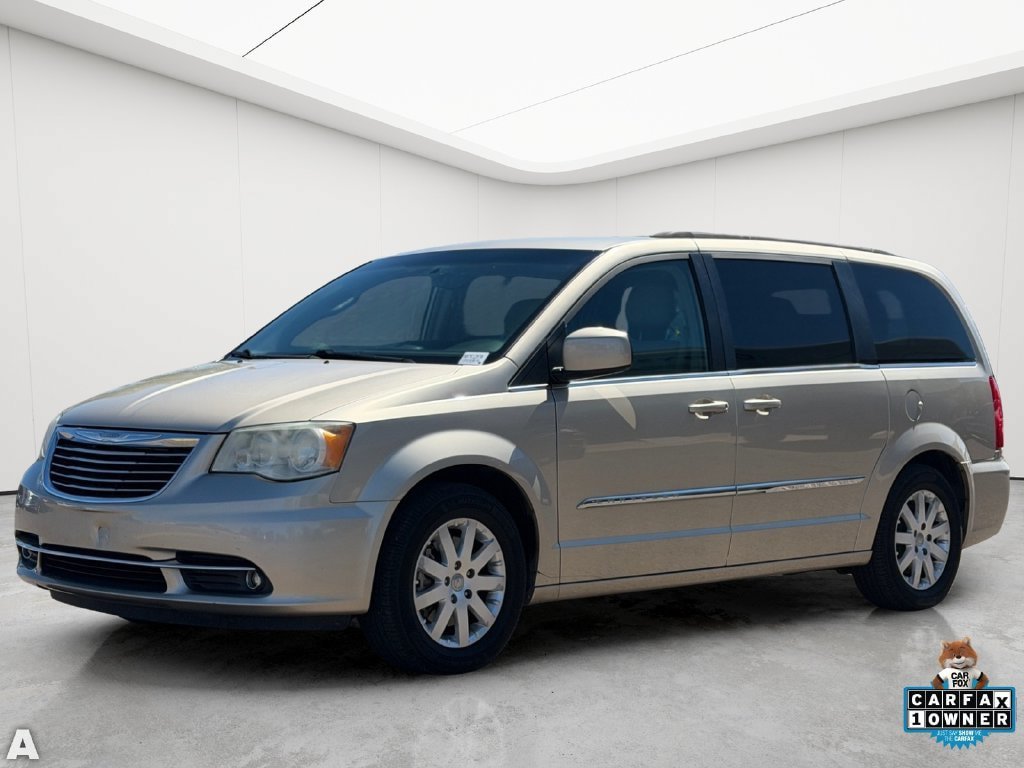 Used 2014 Chrysler Town & Country Touring FWD image 2