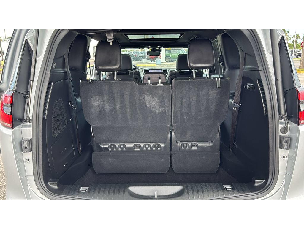 Used 2023 Chrysler Pacifica Limited w/ Uconnect Theater Family Group FWD image 17