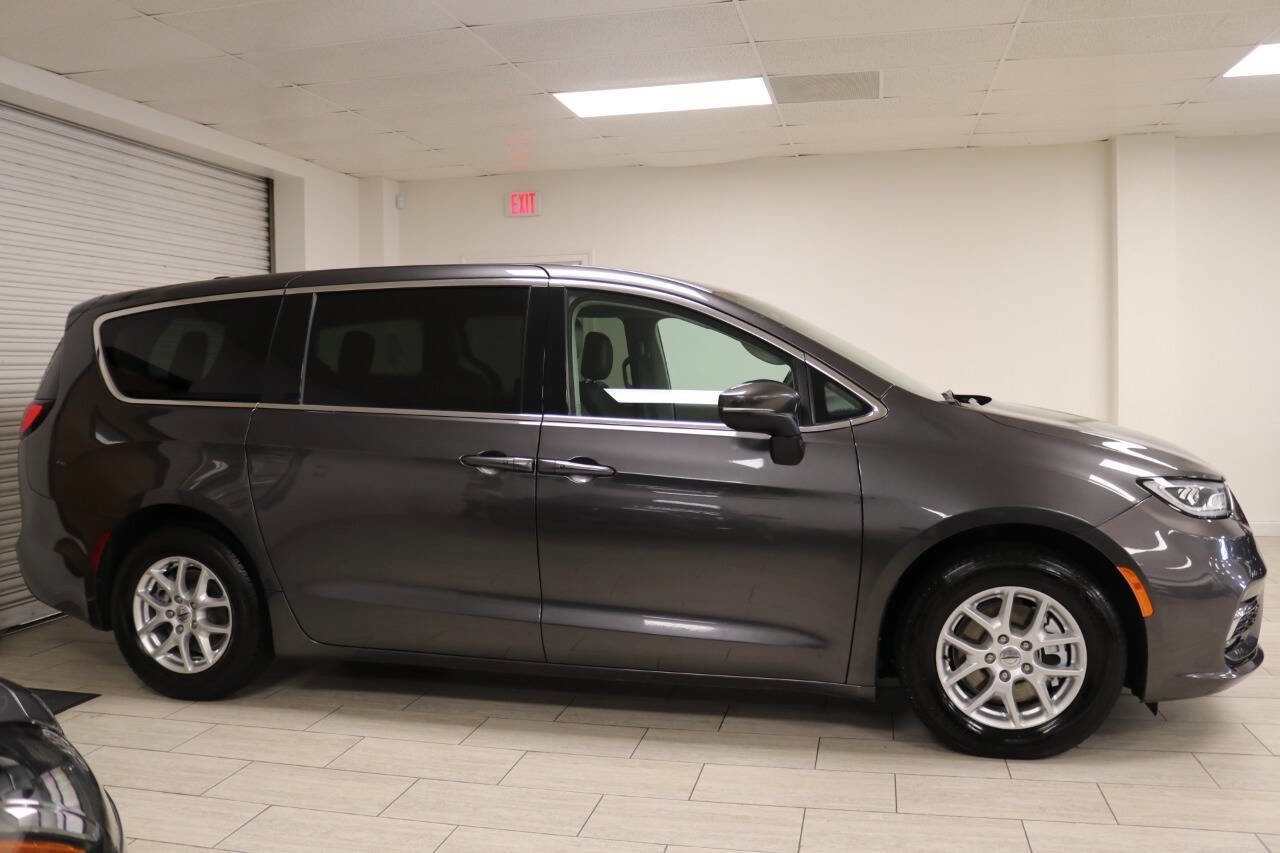 Used 2023 Chrysler Pacifica Touring-L image 12