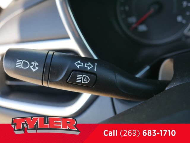 Used 2020 Chevrolet Equinox LT w/ Driver Convenience Package FWD image 25