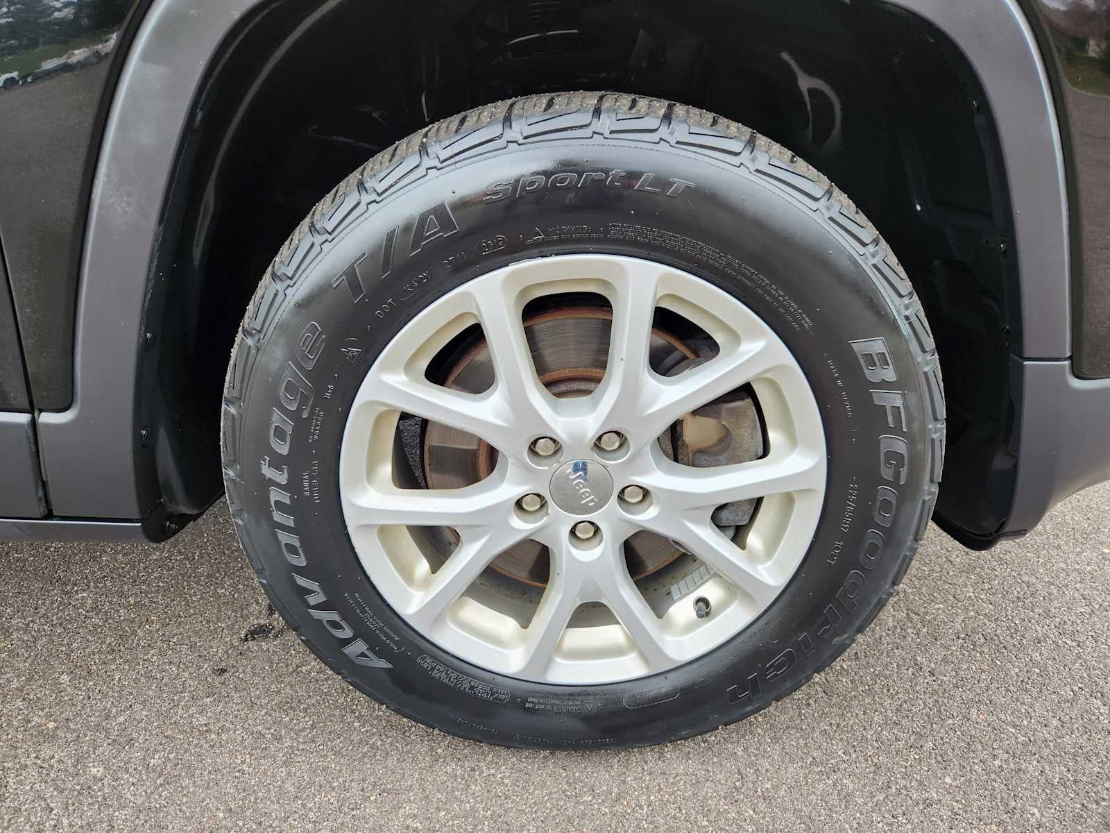 Used 2018 Jeep Cherokee Latitude Plus w/ Cold Weather Group AWD/4WD image 15