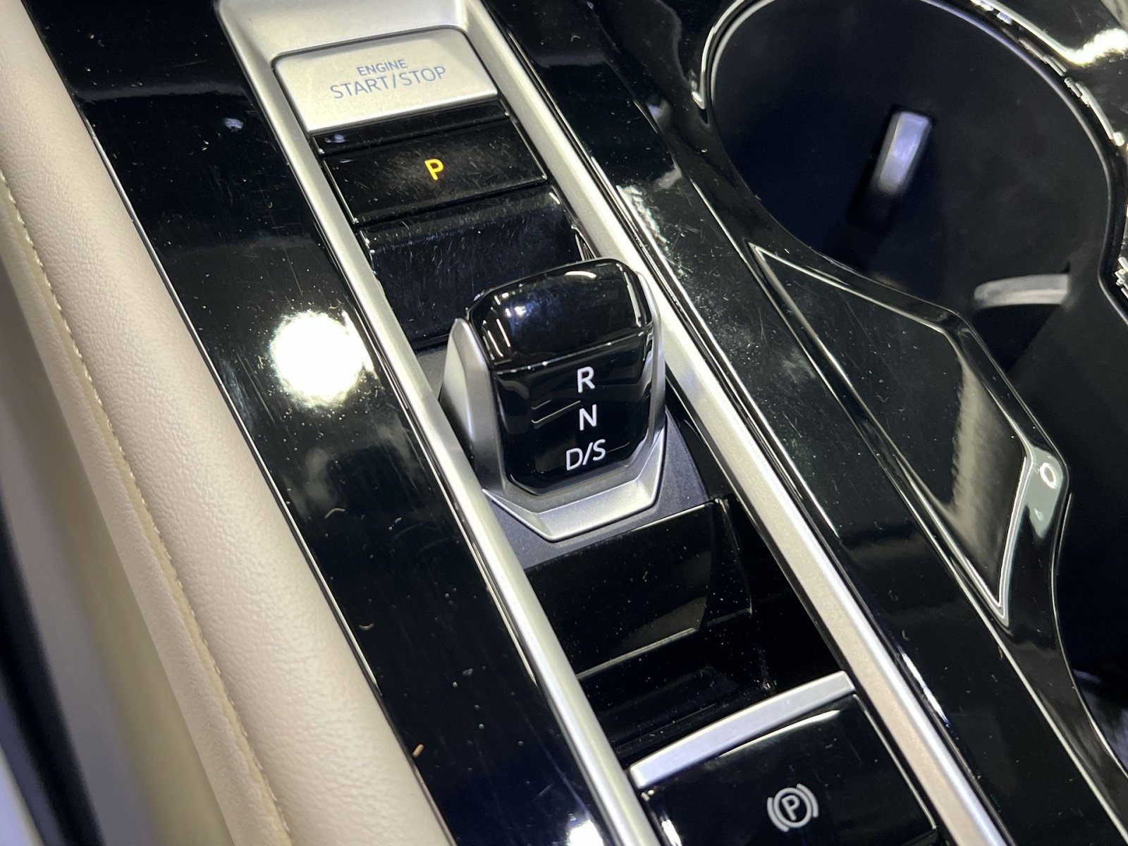 Used 2025 Volkswagen Atlas SE image 17