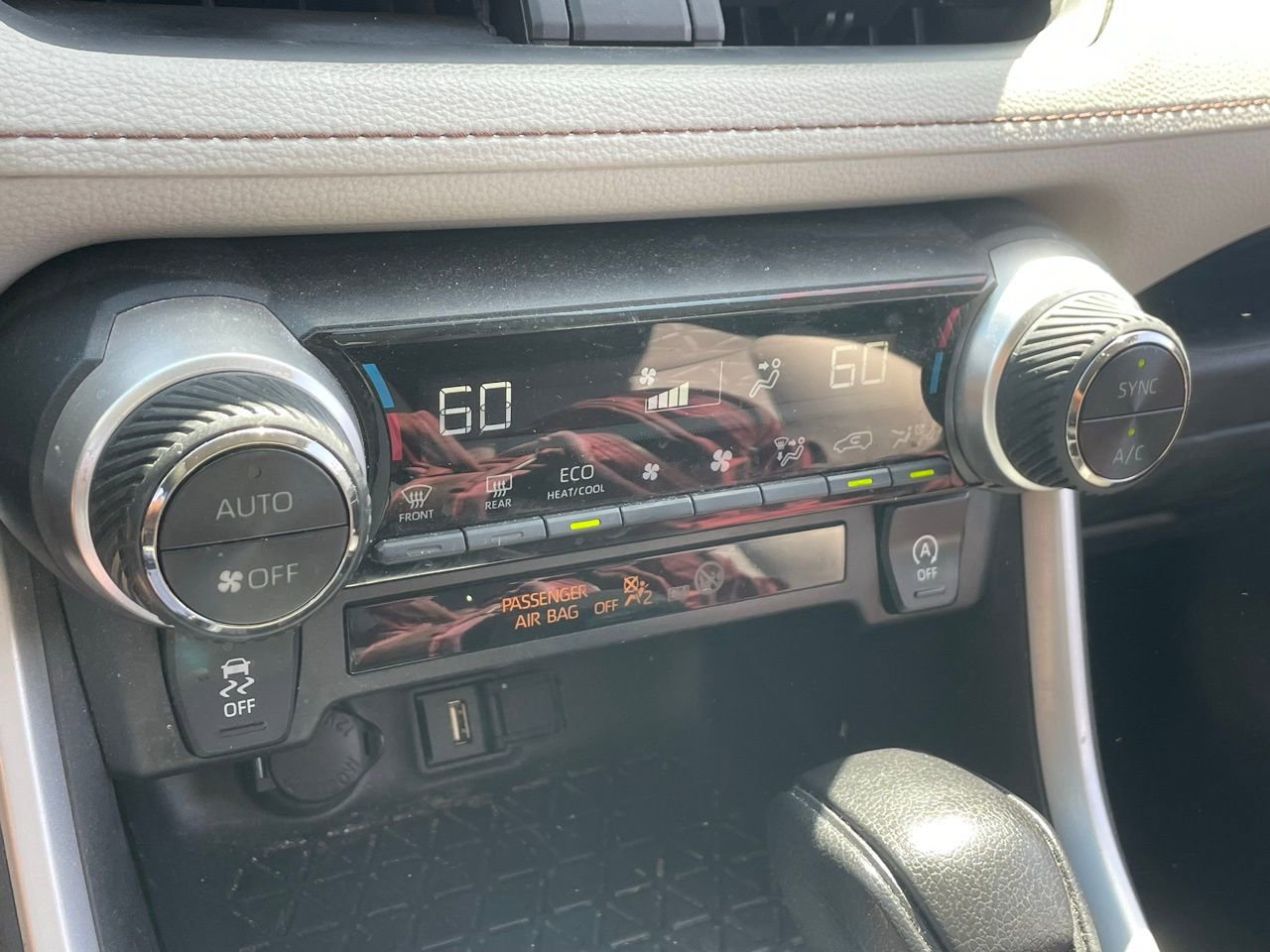 Used 2020 Toyota RAV4 XLE w/ Carpet Mat Package image 9