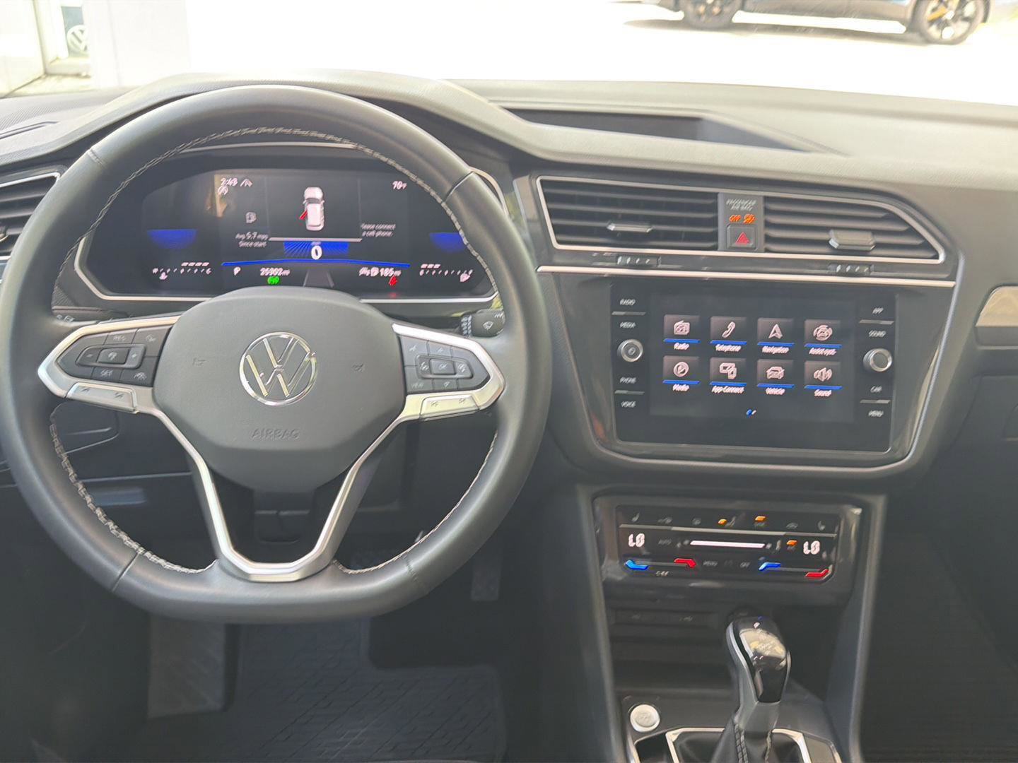 Certified 2024 Volkswagen Tiguan SE w/ Panoramic Sunroof Package AWD/4WD image 17