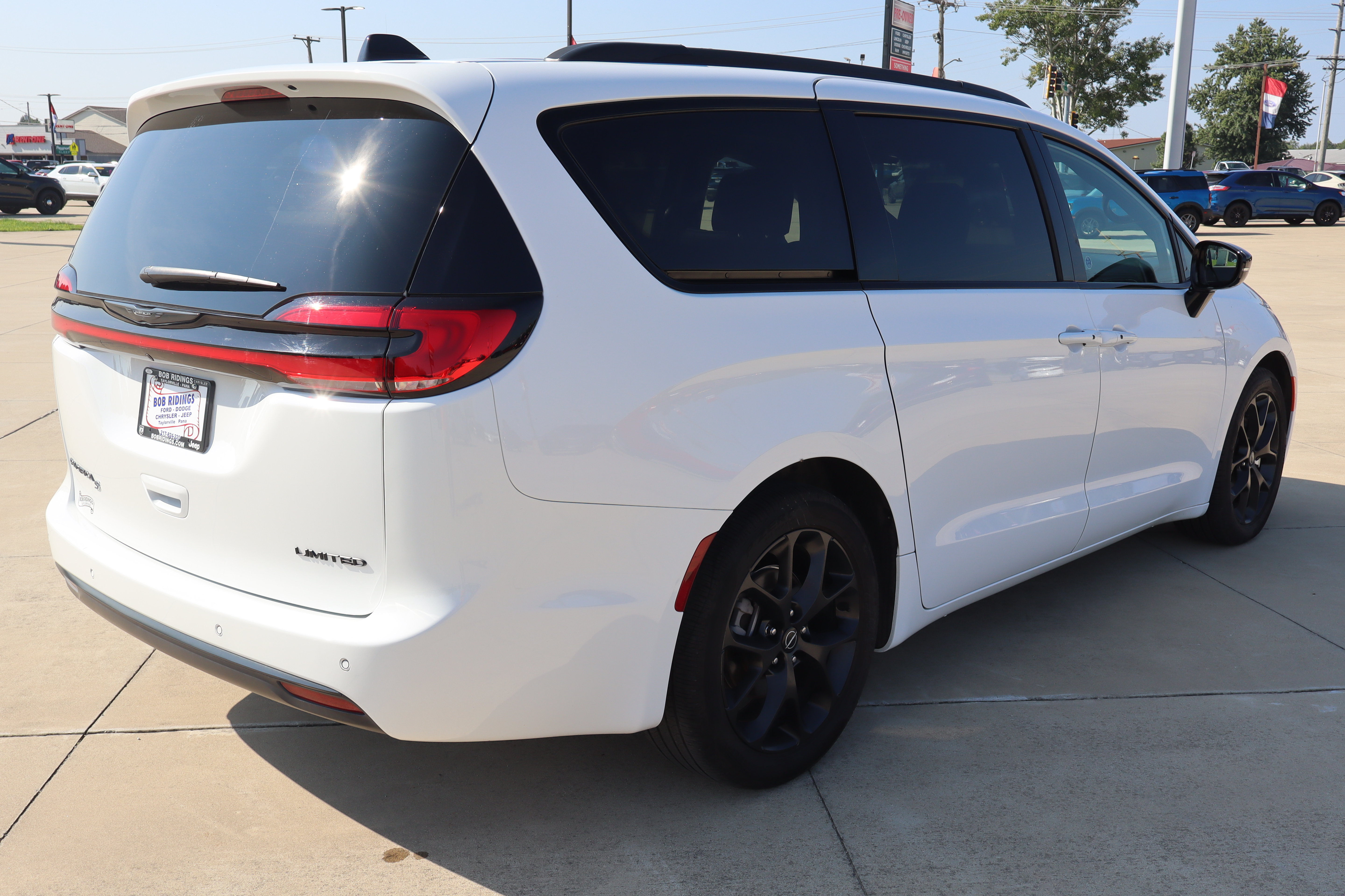 Used 2025 Chrysler Pacifica Limited FWD image 5