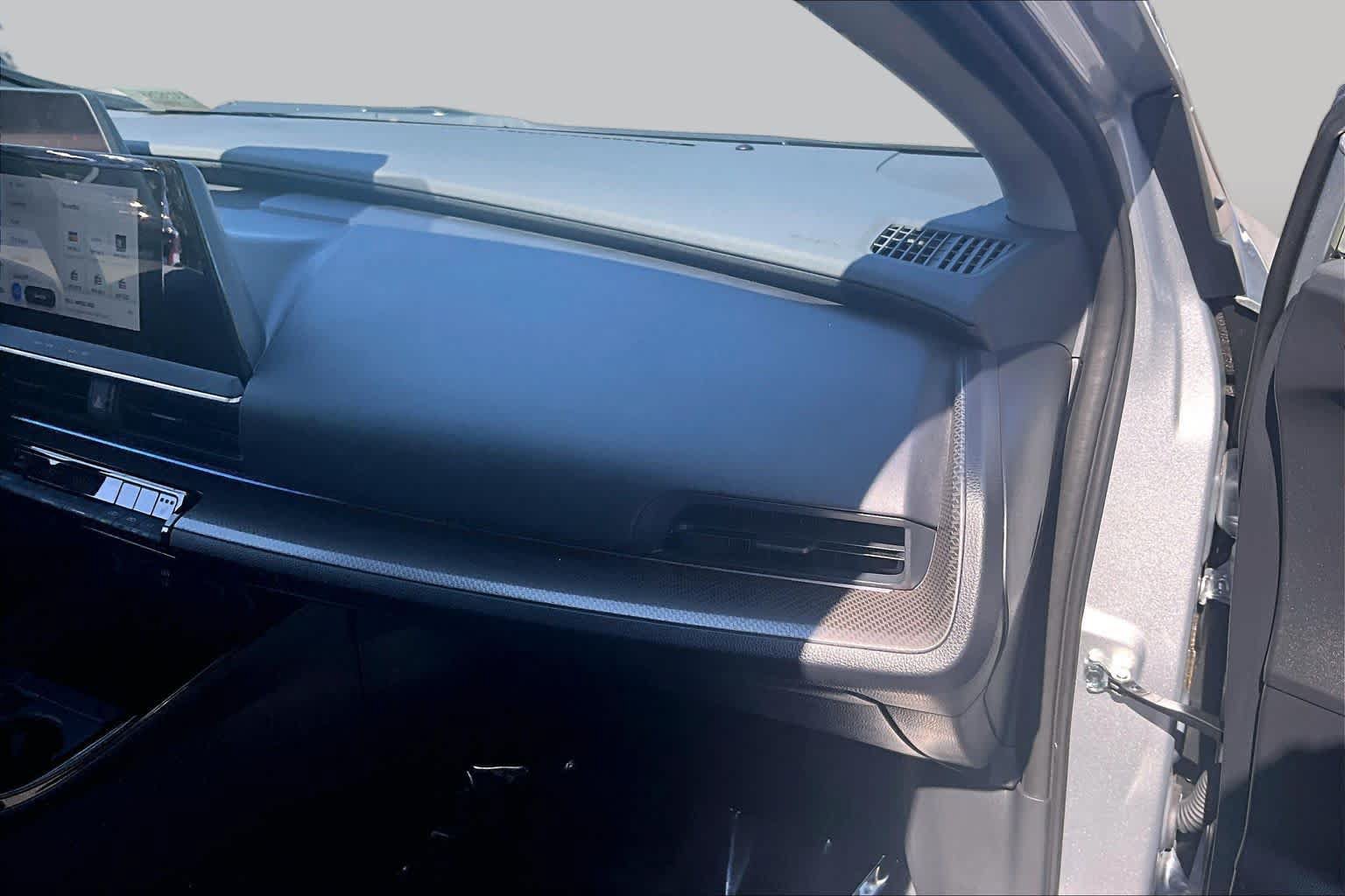 Used 2024 Toyota Prius XLE FWD image 18