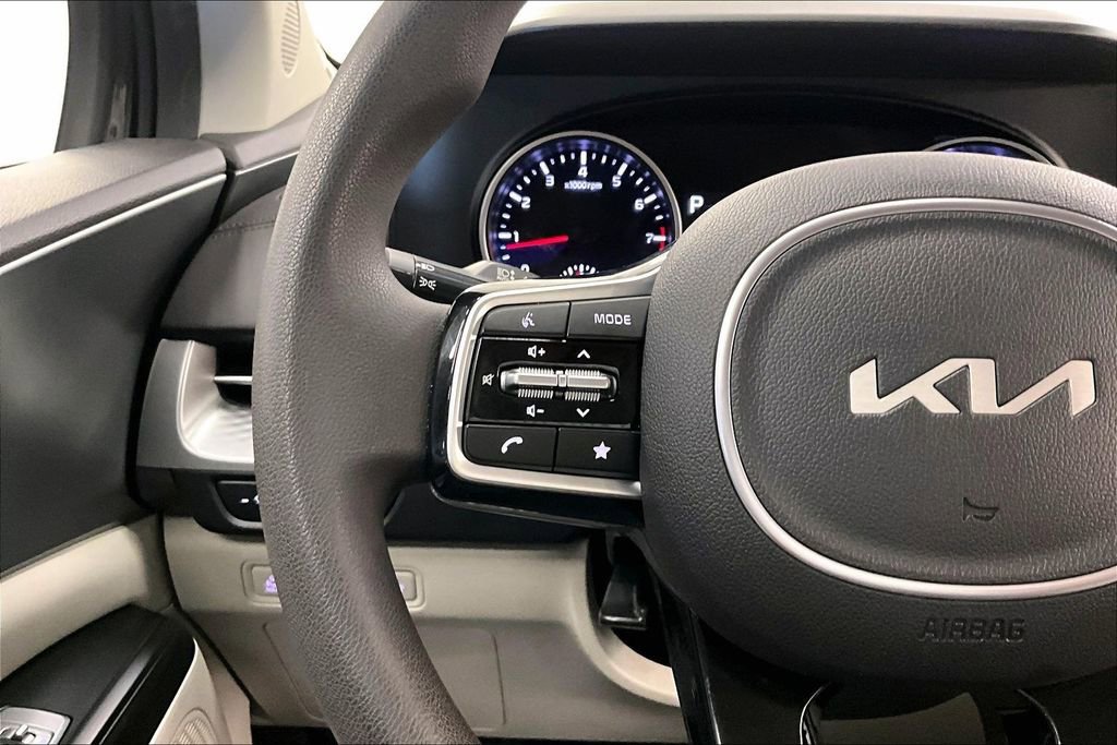 Used 2023 Kia Carnival LX FWD image 17