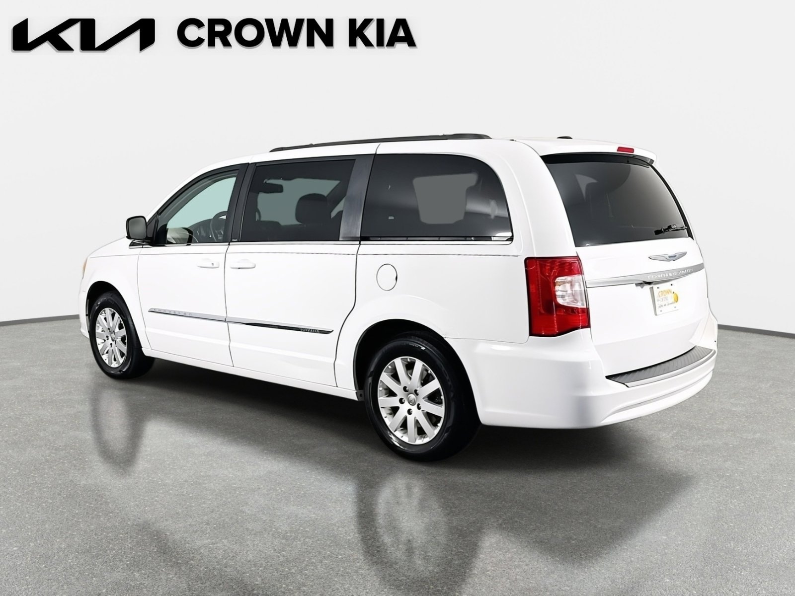 Used 2014 Chrysler Town & Country Touring image 7