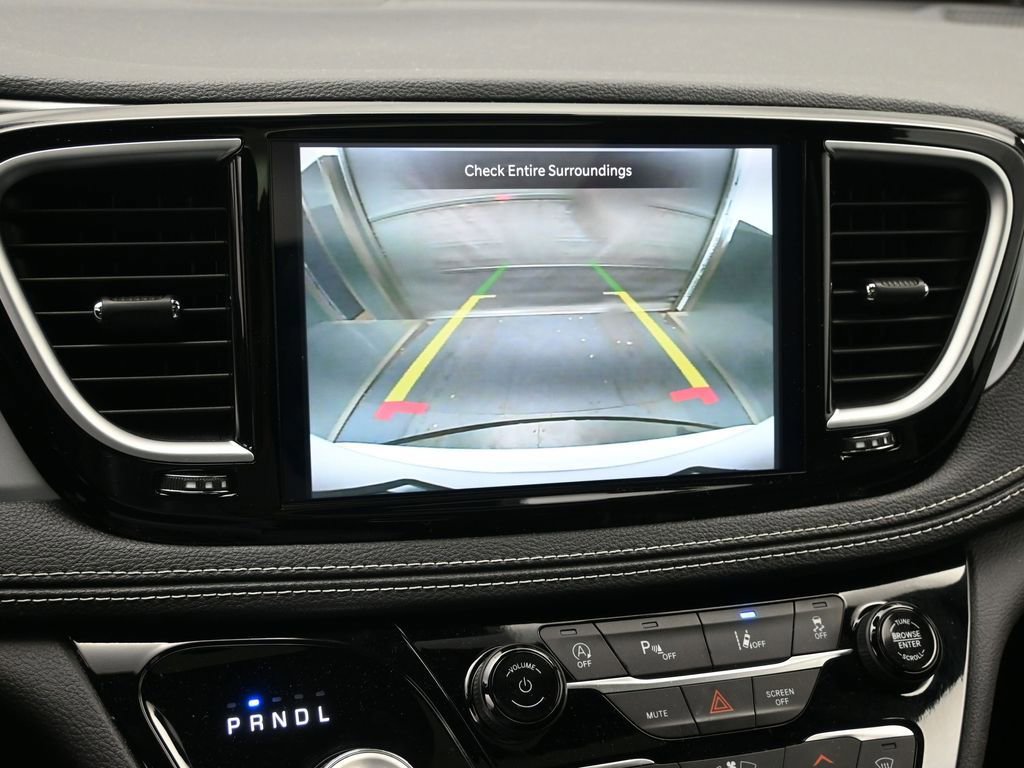 Used 2025 Chrysler Pacifica Limited image 17
