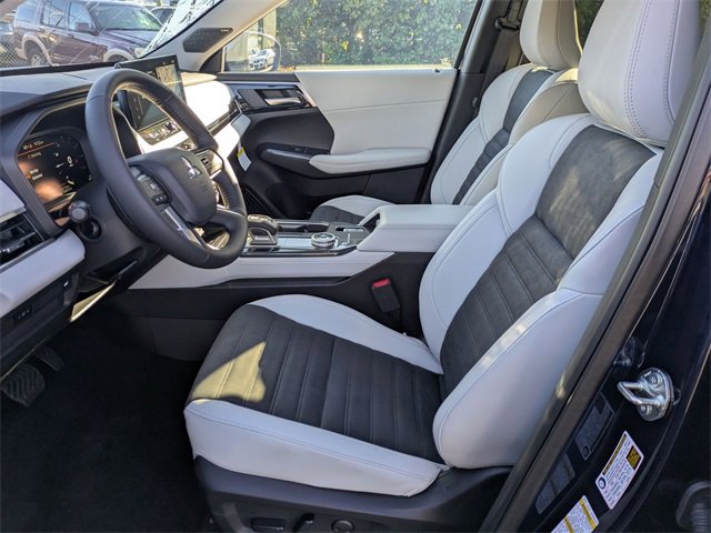 New 2025 Mitsubishi Outlander SE image 13