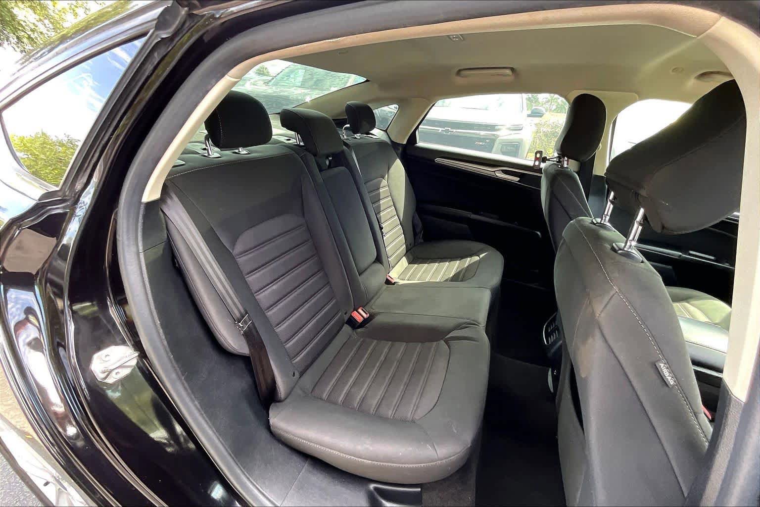 Used 2020 Ford Fusion SE FWD image 26
