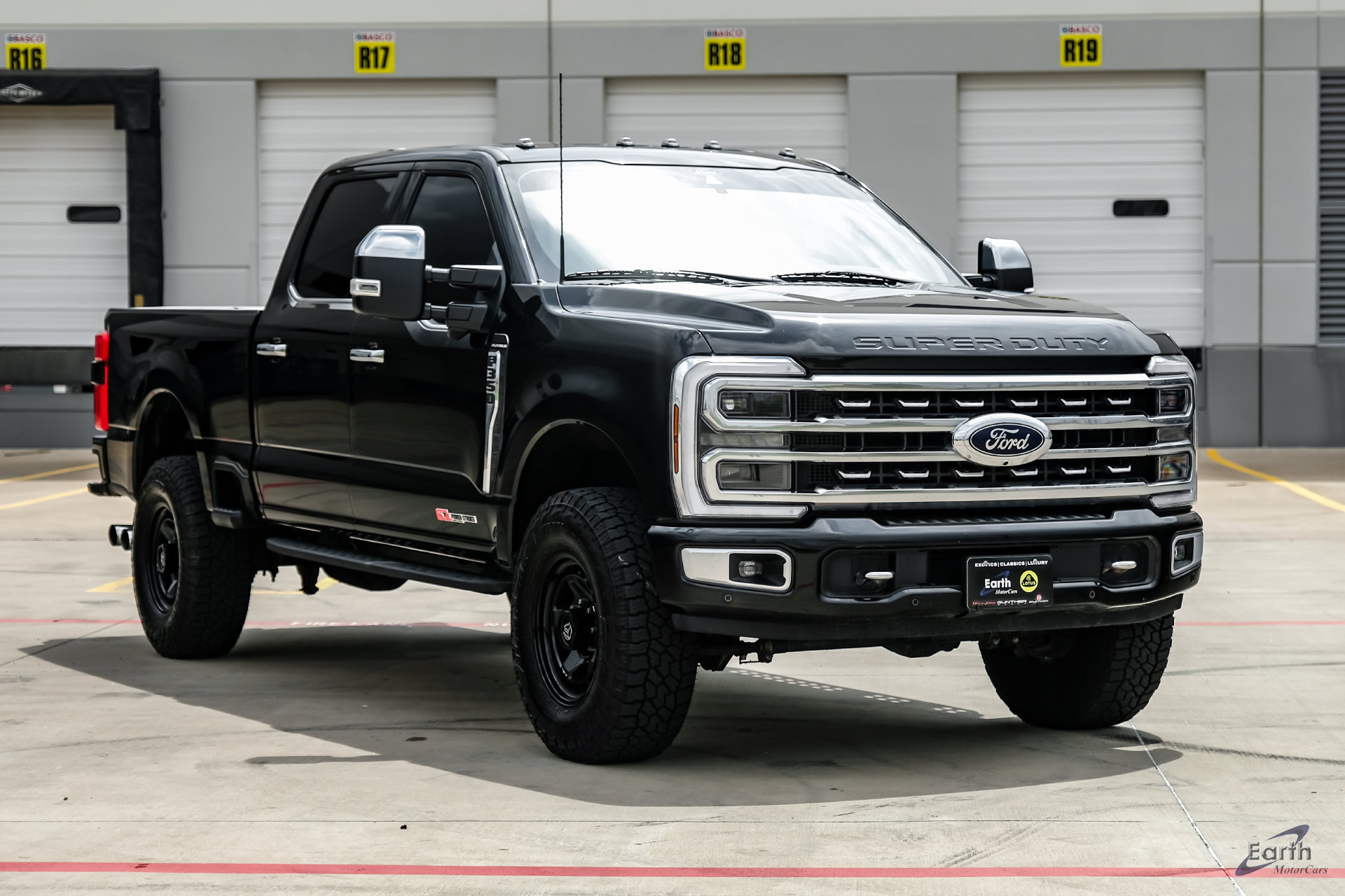 Used 2024 Ford F350 Platinum w/ Tremor Off-Road Package AWD/4WD image 23