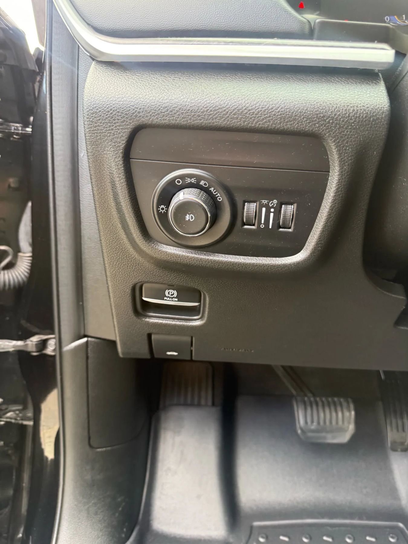 Used 2022 Jeep Grand Cherokee L Limited w/ Black Appearance Package image 22