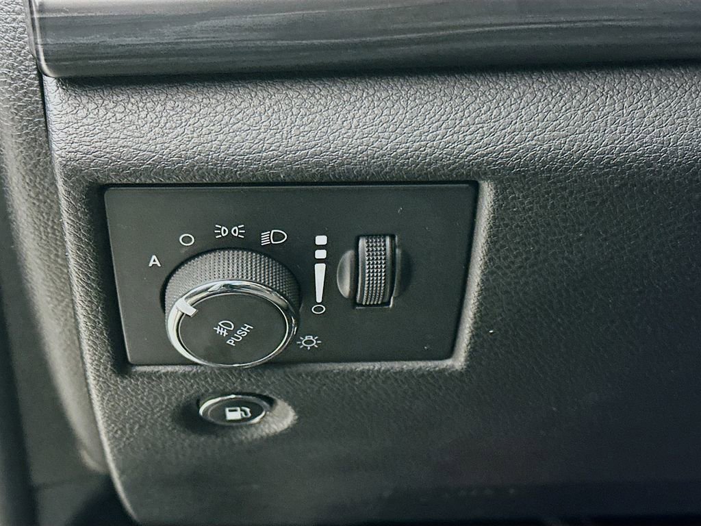 Used 2019 Jeep Grand Cherokee Laredo w/ Security & Convenience Group AWD/4WD image 15